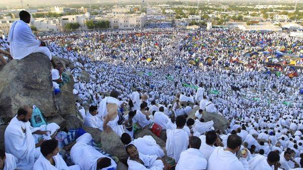 حجاج بيت الله الحرام يبدؤون أول مناسك الحج