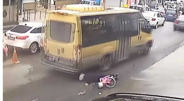 شاهد: حادث مروّع.. سيدة تركية تنجو بأعجوبة من تحت عجلات حافلة