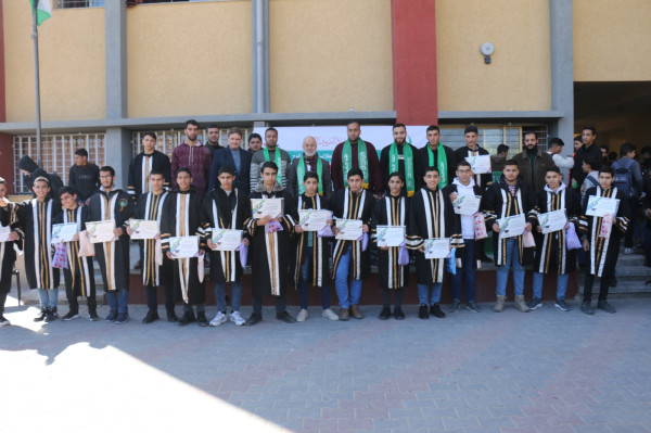 النائب الغول يشارك في حفل تكريم أوائل المتفوقين بمدرسة اليرموك للبنين الثانوية