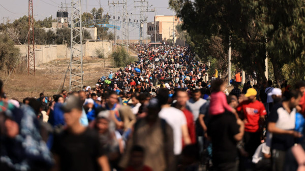حشود من النازحين ما زالوا بالقرب من محور (نتساريم) ينتظرون العودة إلى شمال القطاع