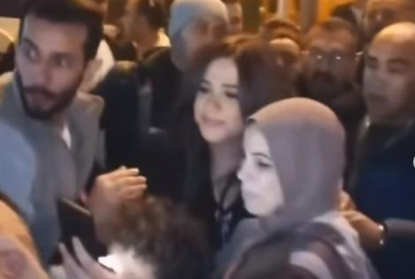 الجمهور يحاصر ياسمين عبد العزيز في أحد الشوارع لالتقاط صور تذكارية بجانبها