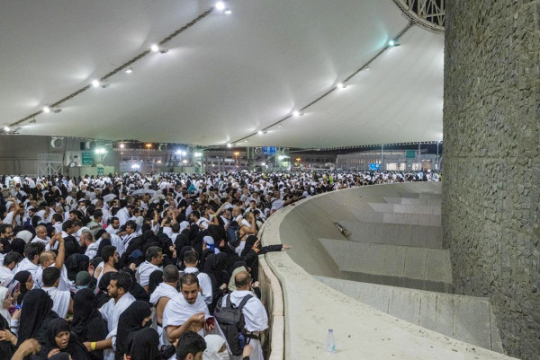 حجاج بيت الله الحرام يرمون جمرة العقبة في أول أيام التشريق