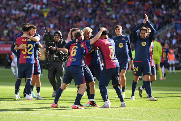 برشلونة يهزم ريال مدريد ويقترب من التتويج بالدوري الإسباني