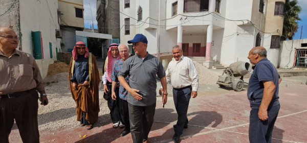 وفد من مخاتير فلسطين يتفقد العمل لمشروع الصالة الرياضية لنادي خدمات المغازي