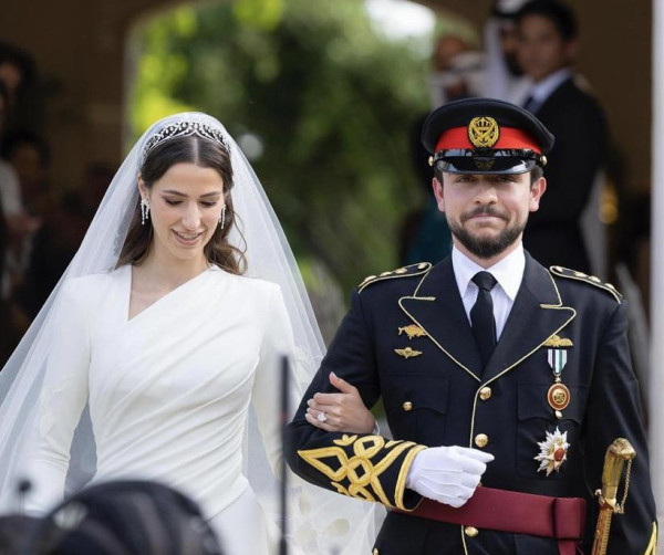 شاهد.. الأمير الحسين ينشر كواليس استعداده لحفل زفافه