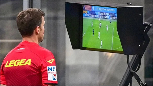 تغييرات مرتقبة في قوانين كرة القدم تمنح صلاحيات جديدة لـ(VAR)