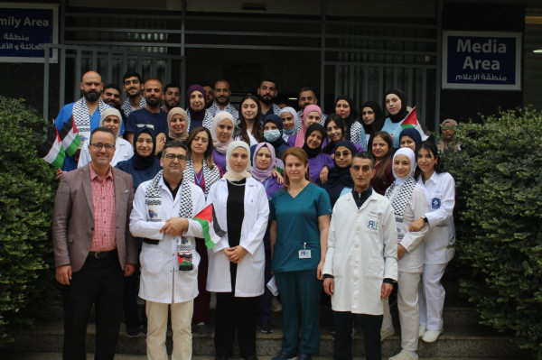 لبنان: مستشفى الراعي تتضامن مع غزة بوقفة رفعت فيها الأعلام الفلسطينية