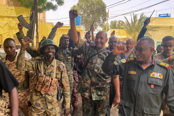 السودان: ظهور نادر للبرهان في مواقع عسكرية بأم درمان