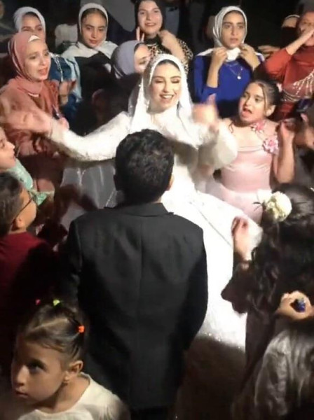 رد فعل عروس على انقطاع الكهرباء أثناء الزفاف يثير تفاعلاً واسعاً في مصر