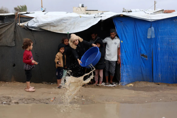 بلدية غزة تحذر: النازحون يعانون ظروفاً مأساوية بسبب العواصف والأمطار