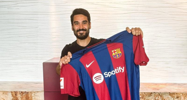 بالفيديو: جوندوجان يصل برشلونة