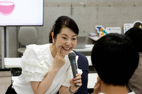 شاهد: بعد سنوات من ارتداء الكمامات.. دروس في اليابان لتعليم الابتسامة