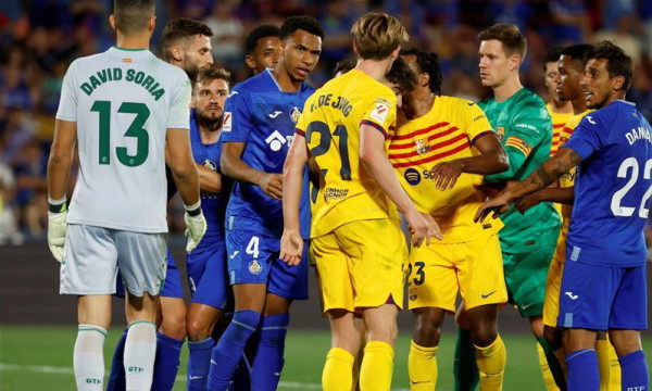 برشلونة يستهل حملة الدفاع عن لقب الدوري بالتعثر أمام خيتافي