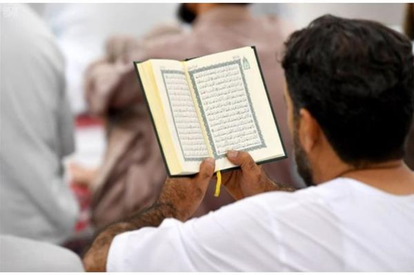 ما حكم قراءة القرآن بالعين فقط دون تحريك الشفتين واللسان؟