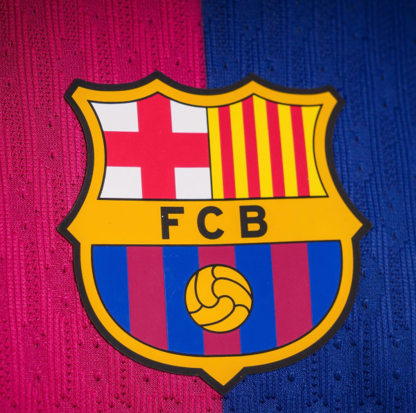 برشلونة يكشف عن قميص الموسم الجديد