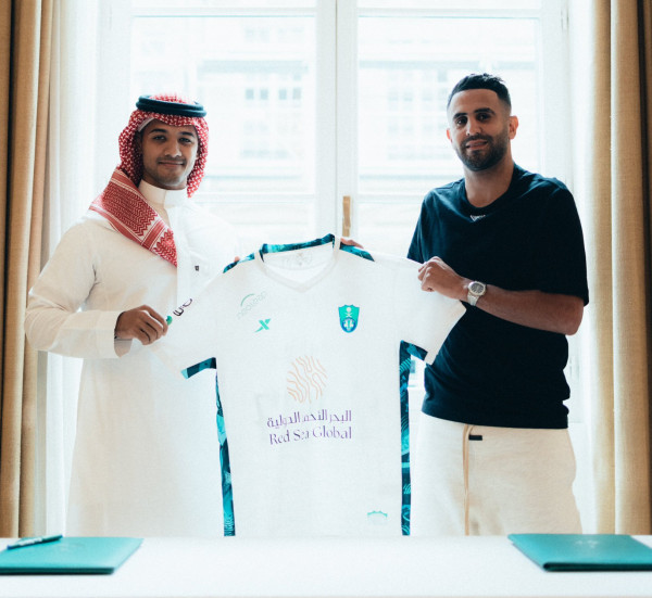 الجزائري محرز ينتقل للأهلي السعودي
