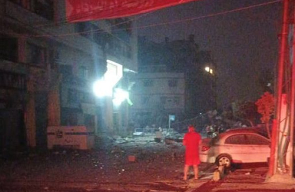طائرات الاحتلال تُدمر برج وطن وسط مدينة غزة بالكامل