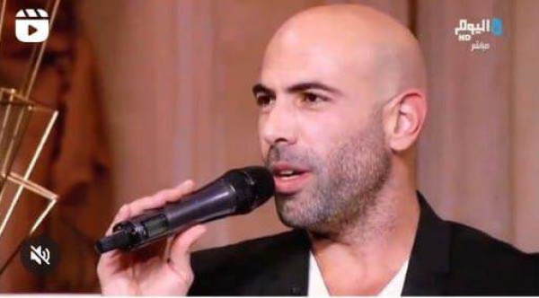 الطبيب رامي عاطف يقدم وصلة غنائية في إحدى البرامج