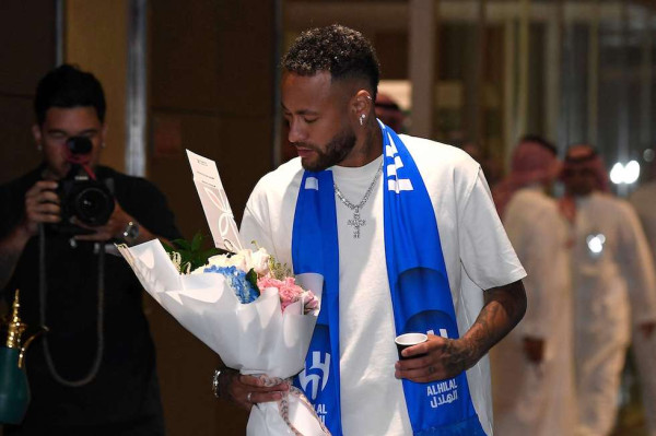 بالصور.. نيمار يصل إلى الرياض عشية تقديمه لاعباً للهلال