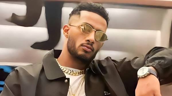 شاهد.. محمد رمضان يحتفل بعيد ميلاده بالذهب والدولارات