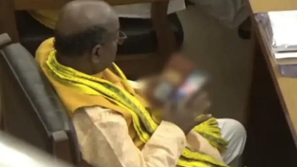شاهد: مسؤول هندي يتصدّر الترند بعد رصده يشاهد فيلماً إباحياً داخل جلسة للبرلمان