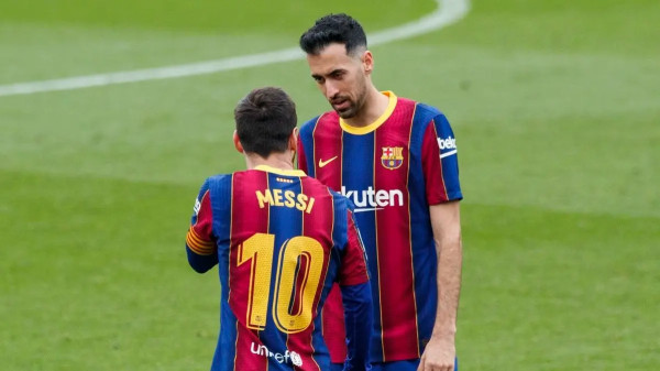 ما الحوار الذي دار بين ميسي وقائدي برشلونة في أحد المطاعم؟