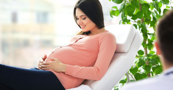 دراسة تؤكد أن غناء الأم الحامل يساعد جنينها على الكلام