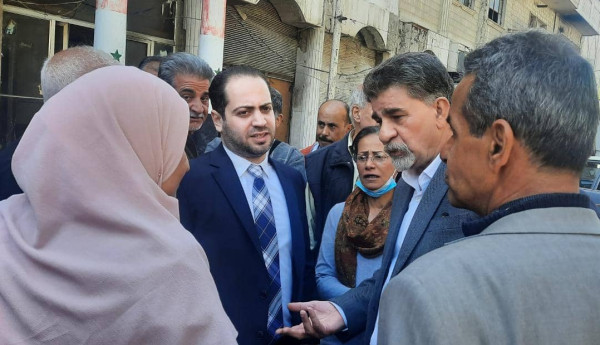 السفير عبد الهادي يشارك محافظ دمشق في جولته بمخيم اليرموك