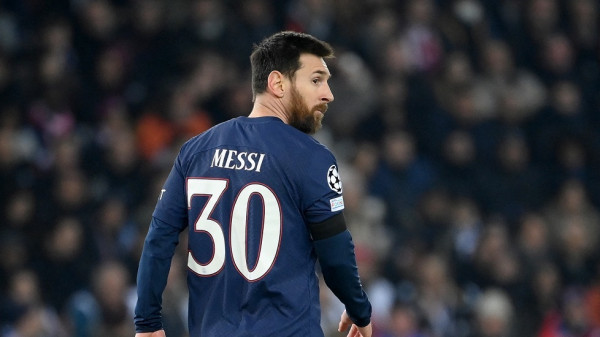 عائلة ميسي تحسم قرارها بين باريس وبرشلونة
