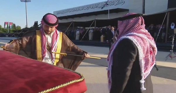 الملك الأردني يهدي الأمير الحسين سيفا هاشميا بمناسبة زفافه