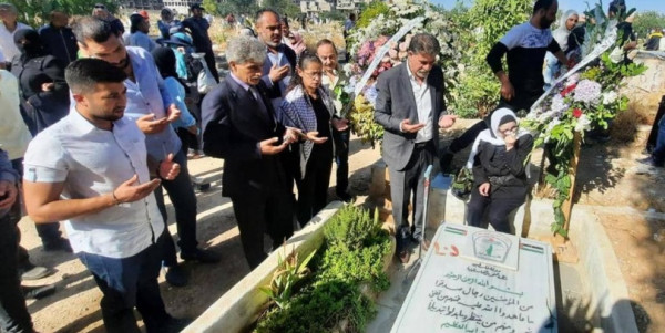 السفير عبد الهادي يضع أكليلاً من الزهور على أضرحة الشهداء في مخيم اليرموك