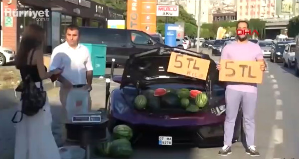 فيديو.. مواطن تركي يعرض ثمرات بطيخ للبيع في سيارة فارهة.. ما السبب؟