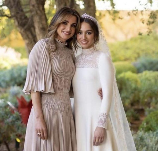 لن تصدق سعر فستان الملكة رانيا بحفل زفاف ابنتها