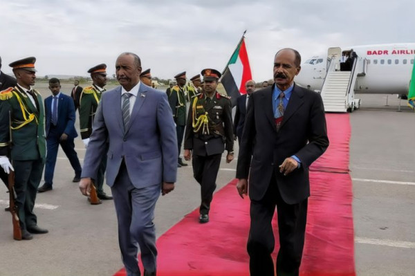 البرهان يصل إريتريا لبحث التطورات بالسودان