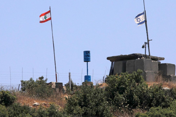 شاهد: لبنانيون يلقون قنابل حارقة وحجارة باتجاه شمال أراضي 48