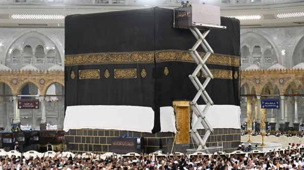 استبدال كسوة الكعبة المشرفة مع حلول العام الهجري الجديد