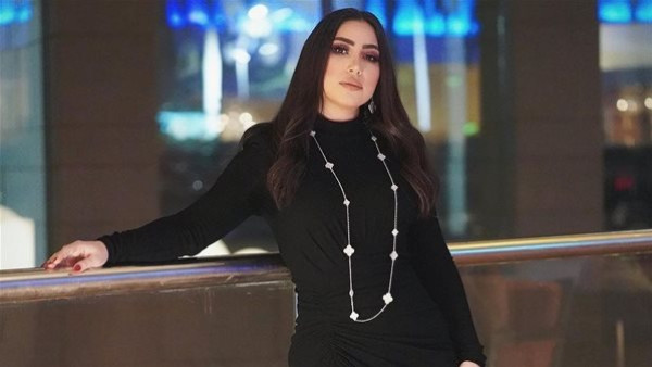 بالصور.. بوسي تستعرض رشاقتها بفستان أسود طويل