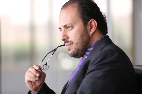 أسامة العمري الأولوية في نظري لأى عمل هادف وله أثر انظر إلى الكتابة كنوع من أنواع الاستثمارالادبي دنيا الرأي