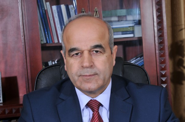 العاملون أولاً والزبائن ثانياً بقلم:د. سمير ابوزنيد العاملون أولاً والزبائن ثانياً بقلم:د. سمير ابوزنيد