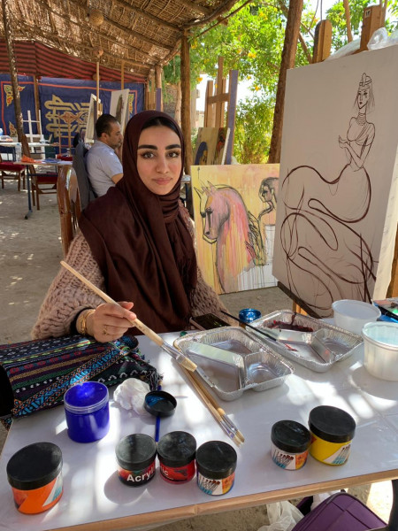 التشكيلية الإماراتية أمل لوتاه : فى لوحاتى قررت أن أكون أنا .. والمرأة أساس كل جمال