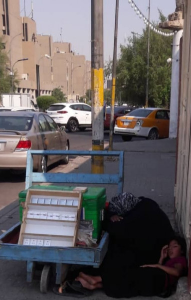 صحفي عابر يلتقط صورة صادمة لأم وإبنتها نائمتين عند عربة لبيع قنان المياه وسط بغداد صحفي عابر يلتقط صورة صادمة لأم وإبنتها نائمتين عند عربة لبيع قنان المياه وسط بغداد