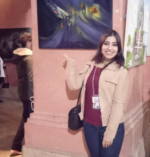 الفنانة الشابة "سلمى أوباد" ترسم الحب والجمال في لوحاتها