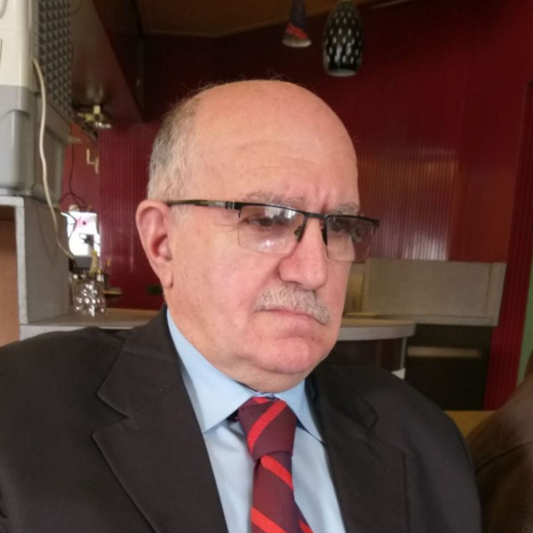 "خذوا كراسيكم وأعيدوا لنا سورية"